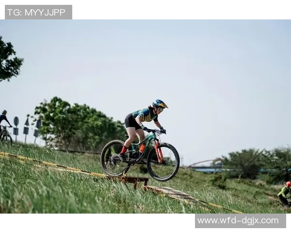 内单车足球新风潮骑行与足球的完美结合引领运动新体验