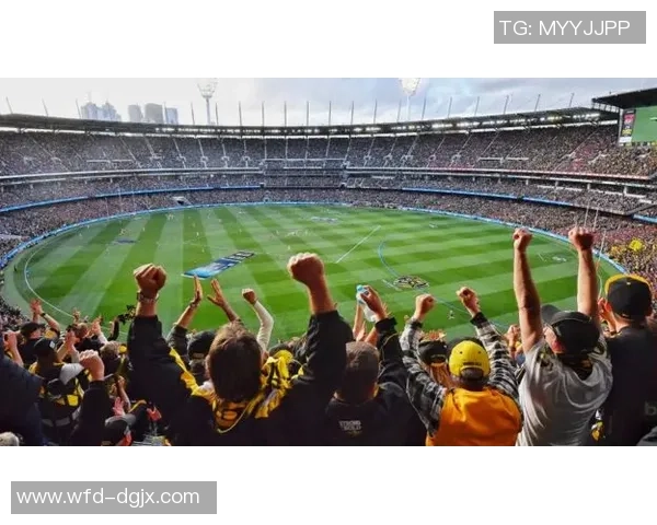 爱情与足球交织的瞬间定格在照片中展现无尽的温暖与激情